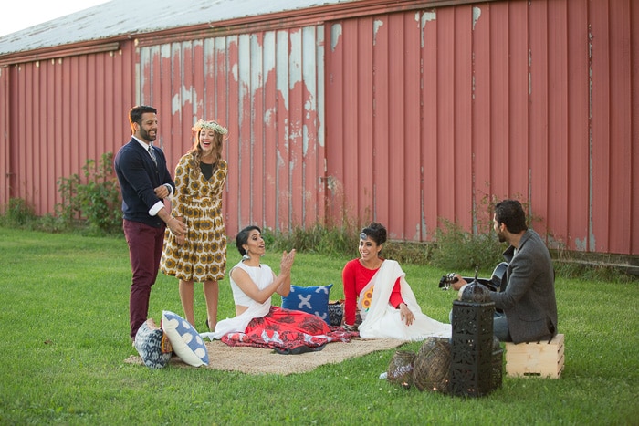 Sesión de fotos de moda al aire libre que incluye un picnic al aire libre con estilo con dos hombres y tres mujeres con atuendos y accesorios de Indian-Fusion.