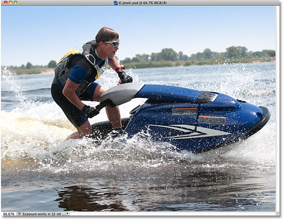 Una moto de agua corriendo sobre el agua.  Imagen con licencia de iStockphoto de Photoshop Essentials.com.