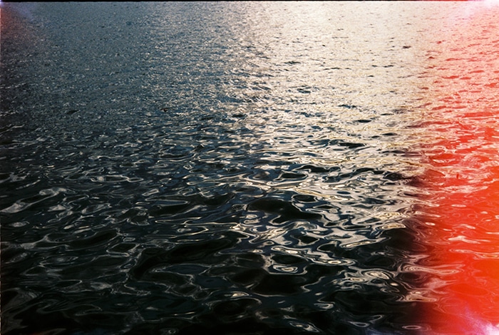Foto de un paisaje acuático con fugas de luz.