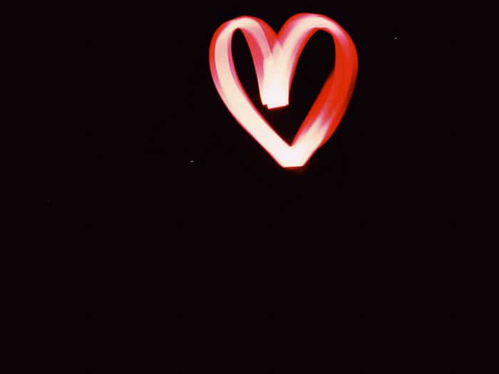 Pintura de luz en forma de corazón rojo tomada de noche con herramientas de pintura con luz LED