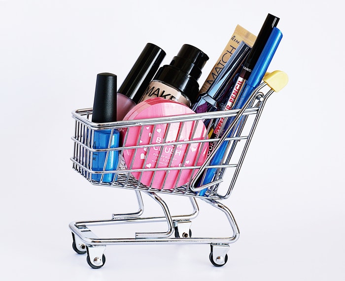 Foto del producto de diferentes productos de maquillaje.