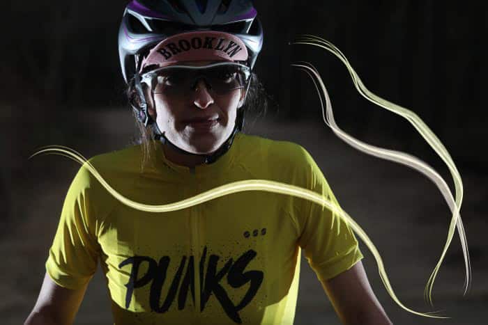 Un retrato de una atleta con poca luz con efectos de iluminación de Photoshop superpuestos