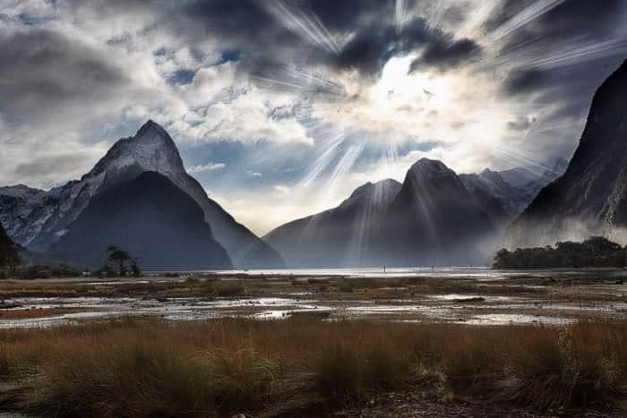 Una imagen de paisaje montañoso con un cielo espectacular creado con efectos de iluminación de Photoshop