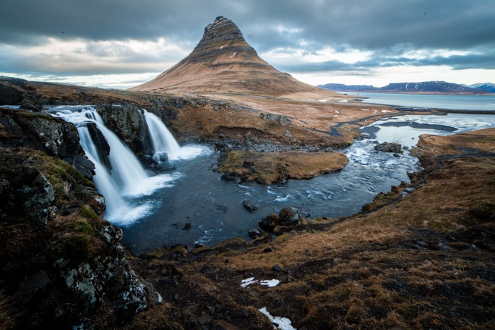 Un impresionante paisaje montañoso con cascadas: lugares icónicos para fotografiar en Islandia