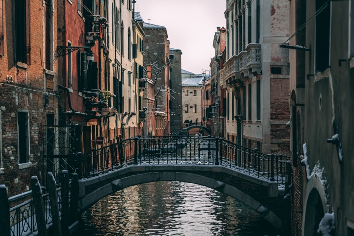 Una bonita vista de un canal en la ciudad de Venecia - Venecia, Italia - lugares emblemáticos para fotografiar