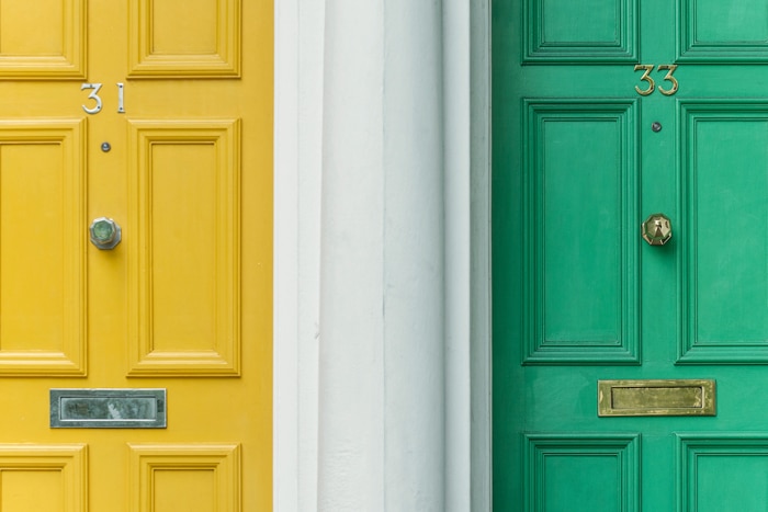 Una imagen de dos puertas;  uno amarillo y uno verde