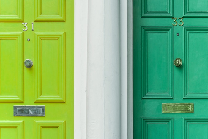 imagen de dos puertas;  uno verde brillante y uno verde esmeralda