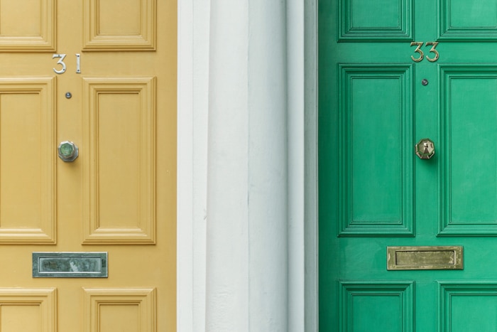 imagen de dos puertas;  uno amarillo mostaza y uno verde