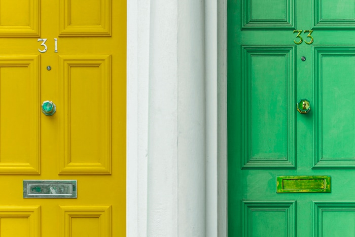 imagen de dos puertas;  uno amarillo y uno verde