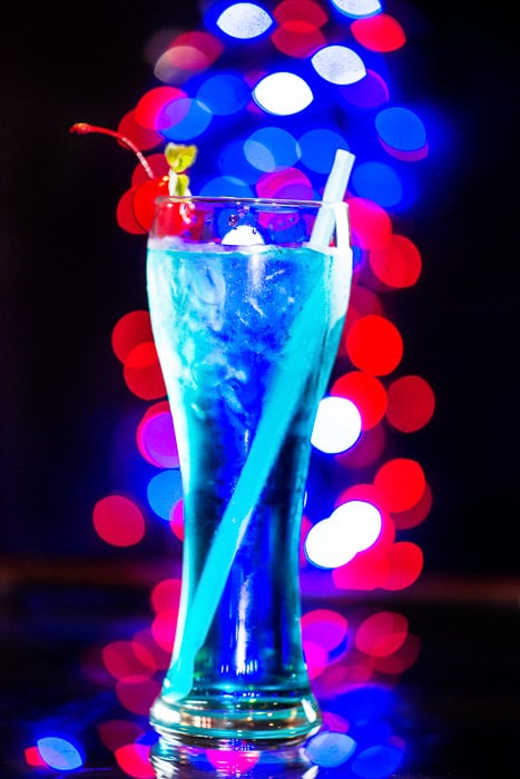 Un cóctel azul con fondo claro bokeh borroso