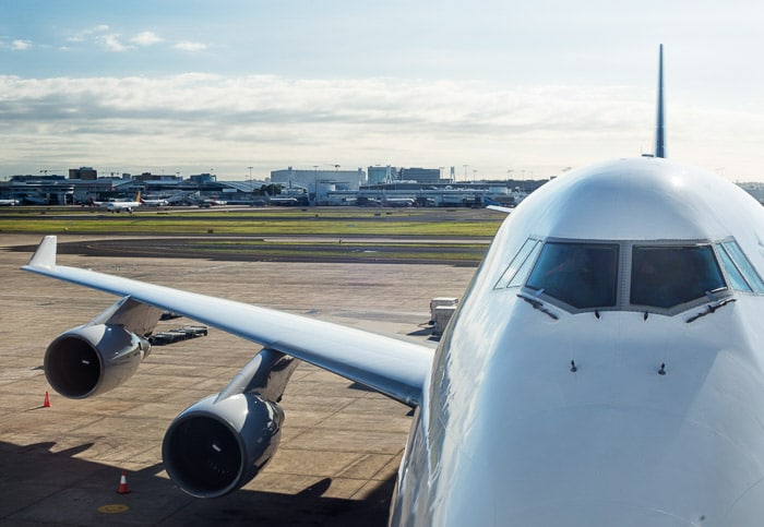 Un avión en la pista del aeropuerto.