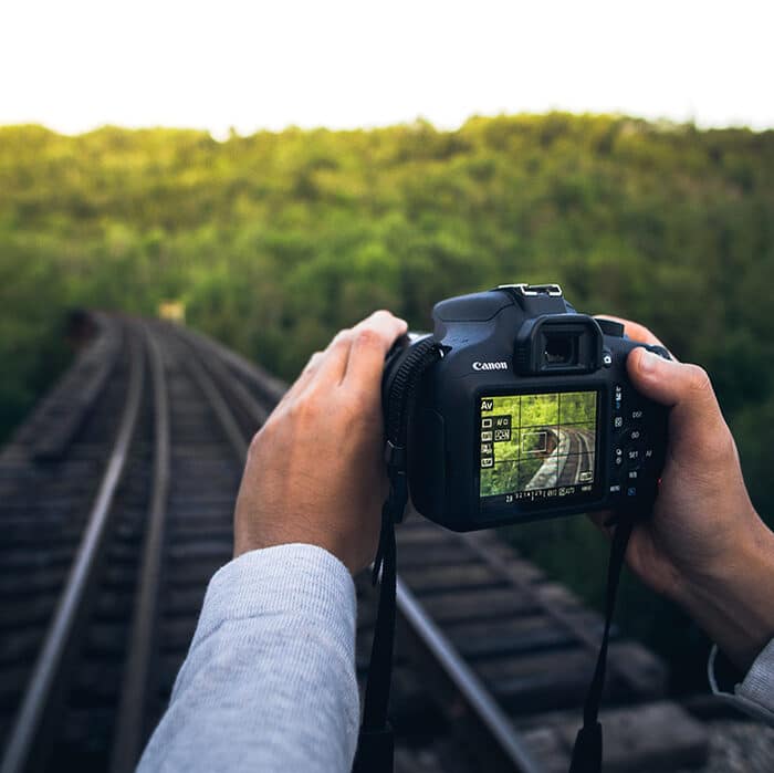 Foto de alguien tomando una foto en el ferrocarril