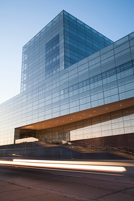 Foto de un edificio de oficinas de vidrio