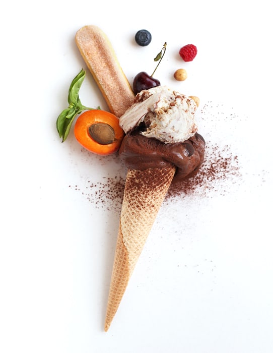 Foto laicos plana de cono de helado de chocolate e ingredientes