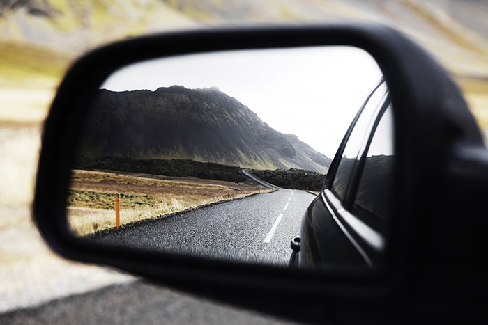 Una vista impresionante de un paisaje montañoso tomada a través del espejo de un automóvil - consejos de fotografía de Islandia