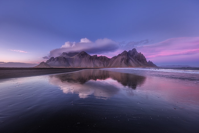 Un impresionante paisaje montañoso en islandia