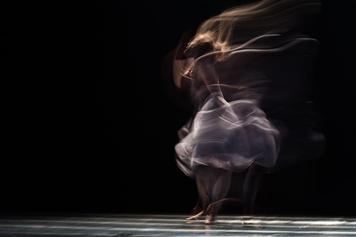 Fotografía impresionista artística de una bailarina actuando en el escenario