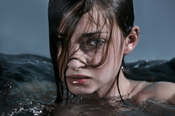 Un retrato de una modelo femenina con la cabeza fuera del agua.  El segundo lugar ganador del premio Lens Culture Portrait Award 2017