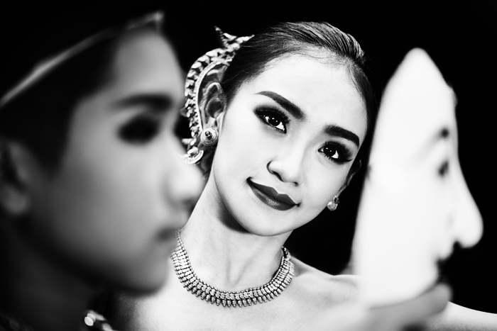 retrato de alto contraste de una hermosa bailarina tailandesa