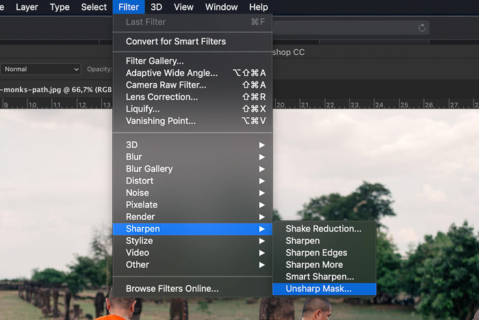 Una captura de pantalla que muestra cómo seleccionar la máscara de enfoque en Photoshop 