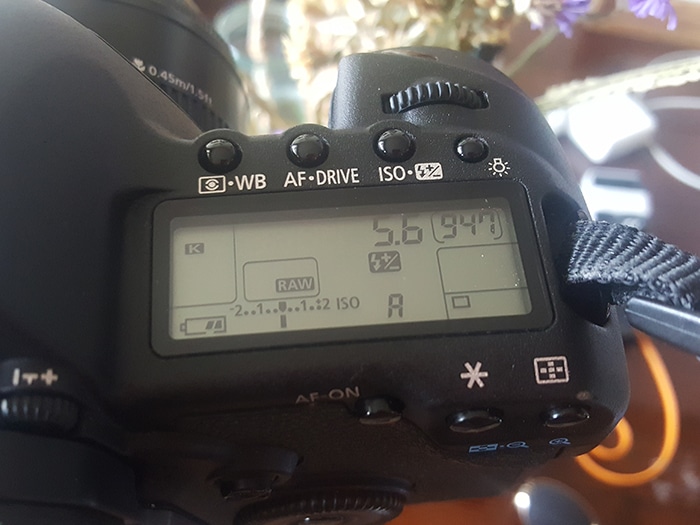 Un primer plano de la configuración de la cámara DSLR