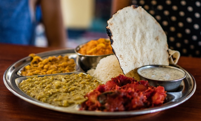 Fotografía de comida india con un primer plano de un plato clásico