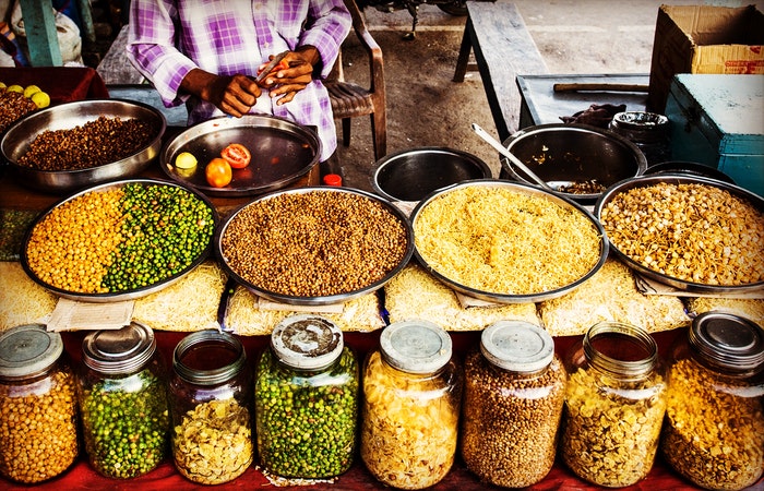 Especias y comida india en un mercado de proveedores 