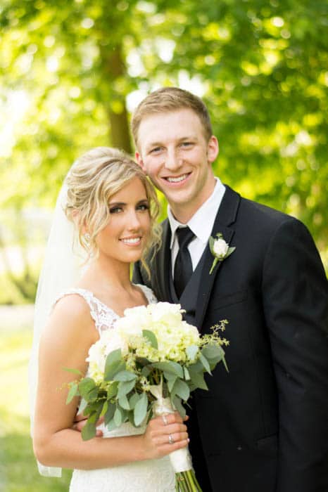 fotografía de boda de una novia y un novio, con reflectores de fotografía usados ​​para una mejor luz