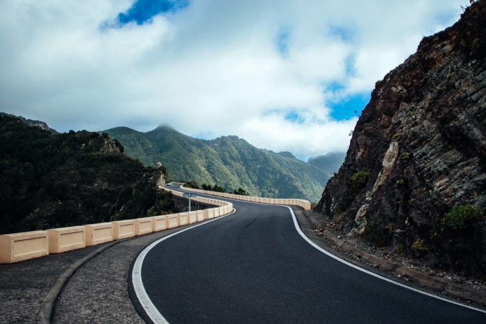 Imagen de una carretera que atraviesa las montañas para mostrar cómo utilizar las líneas principales en la fotografía.