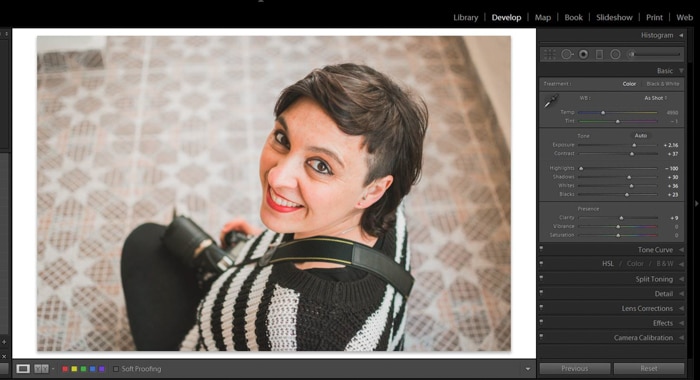 Una captura de pantalla que muestra cómo blanquear los ojos y los dientes en Lightroom: foto de retrato después de editar y corregir el balance de blancos