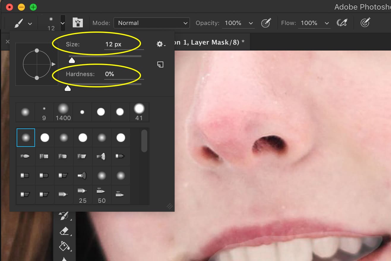 Una captura de pantalla del uso de la herramienta Pincel para hacer dientes blancos en Photoshop