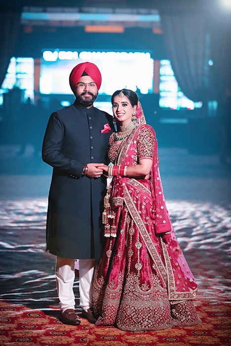 Hermoso retrato de boda de una pareja india posando en traje tradicional - Fotografía de boda india