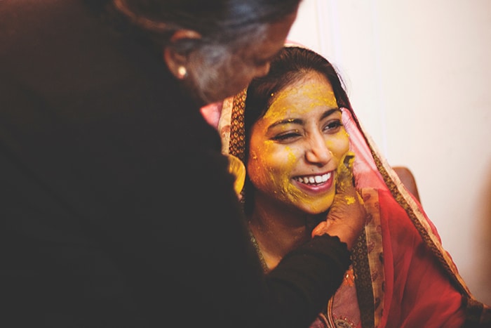 Hermoso retrato de boda de una novia india posando en traje tradicional - Fotografía de boda india