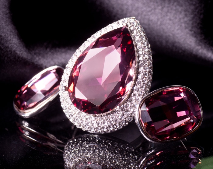 Foto de producto de joyería de un enorme anillo rosa