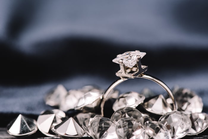 un anillo con cristales alrededor