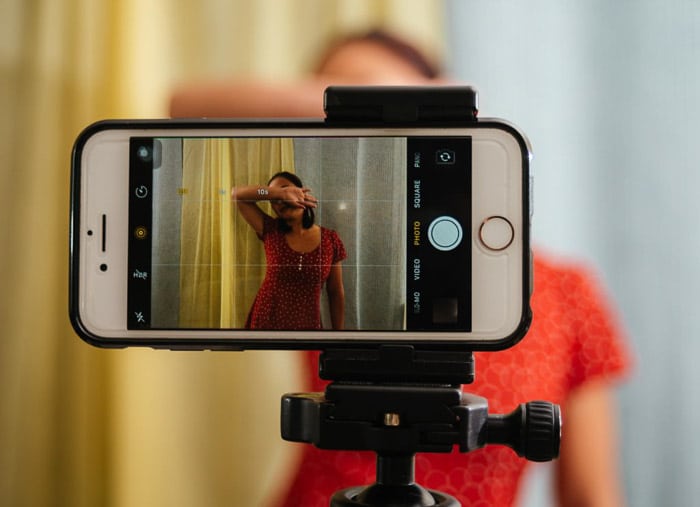 Cerca de tomar un selfie de teléfono inteligente con un temporizador de iPhone