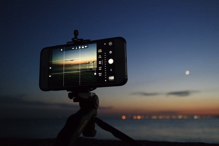 Un iPhone en un trípode tomando una foto nocturna