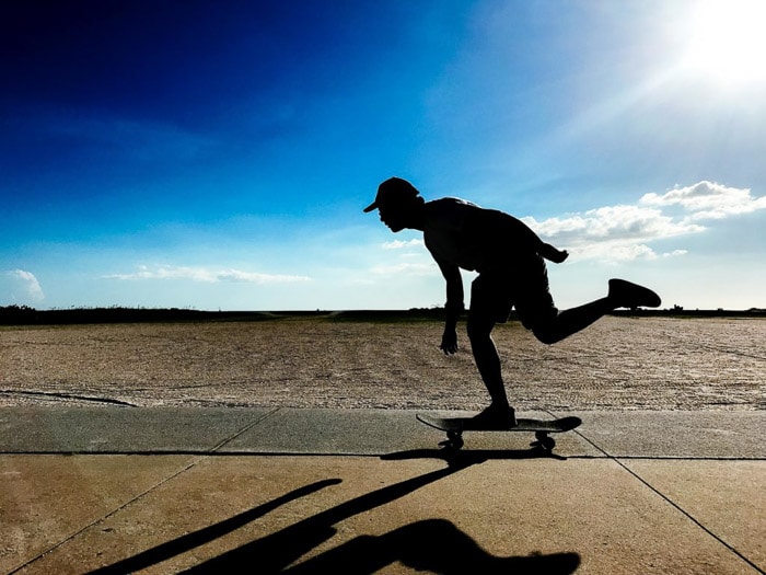 La silueta de un skater tomada con la cámara del iPhone