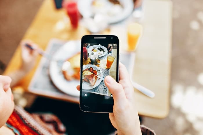 Una persona que toma fotografías de alimentos con el iphone