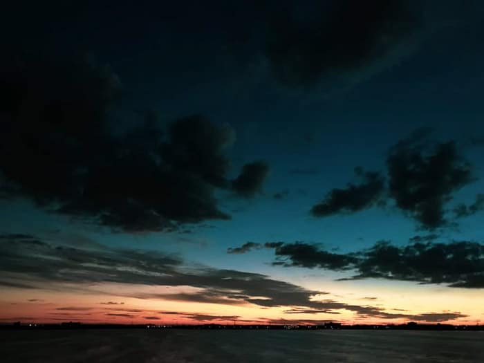Increíble fotografía nocturna de iphone de un cielo nublado tomada en la hora azul