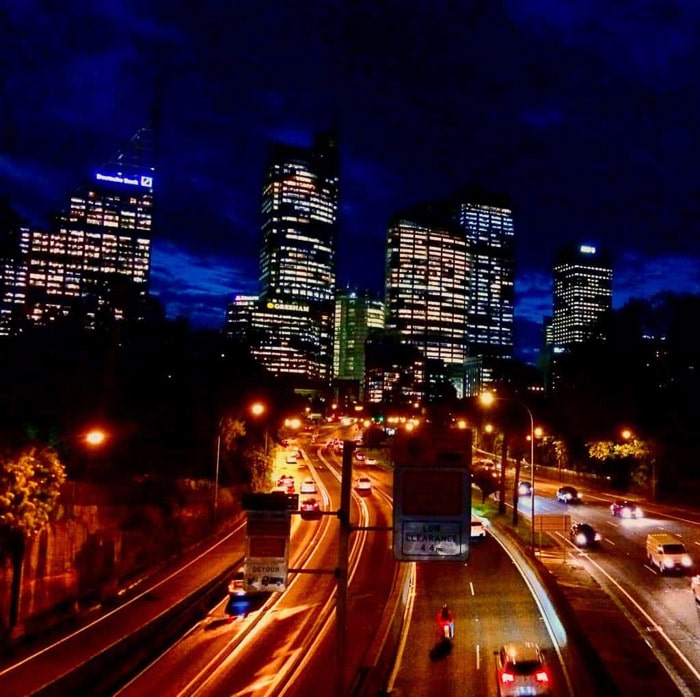 Un paisaje urbano de fotografía nocturna de iphone