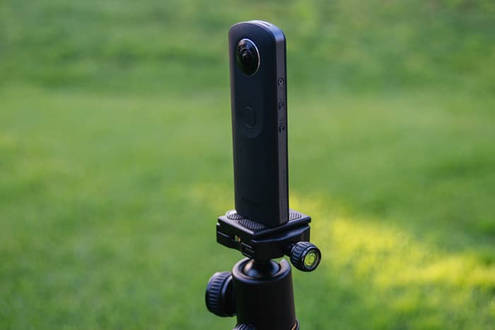 Un teléfono con cámara 360 montado en un trípode para tomar panorámicas más nítidas del iPhone