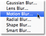 Seleccionar el filtro Motion Blur en Photoshop.  Imagen © 2011 Photoshop Essentials.com.