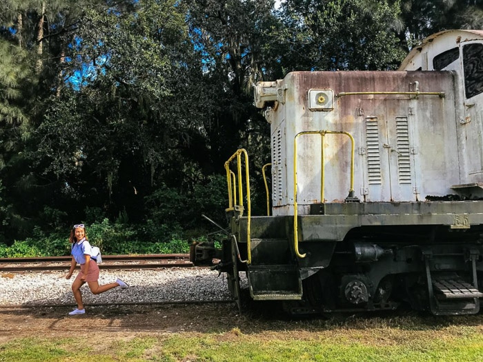 Una foto de acción de una niña corriendo desde un tren tomada con el modo de ráfaga de iphone