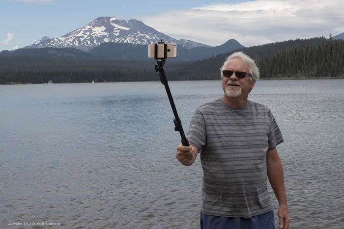 Un hombre tomando una foto de sí mismo con un palo selfie