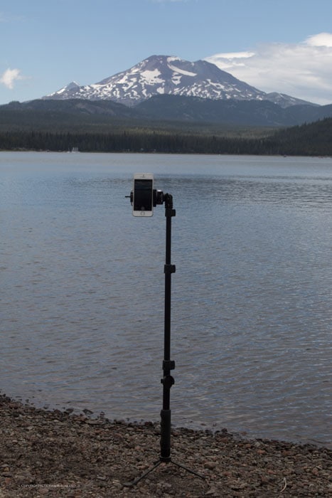 Usando un trípode para una foto de iPhone apuntando hacia un lago y una montaña