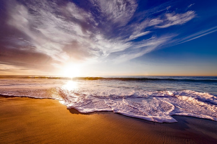 Una hermosa foto de iphone de una playa al atardecer