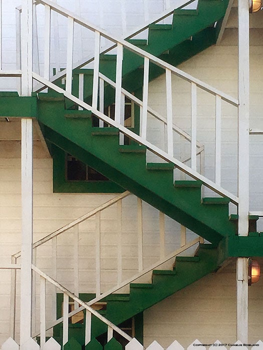 Una escalera exterior verde, las líneas diagonales crean un patrón Z tomado con la cámara fotográfica del iPhone