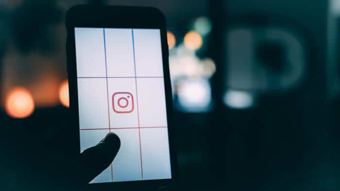 una persona que toma una foto de instagram con un teléfono inteligente: cámara iphone vs android