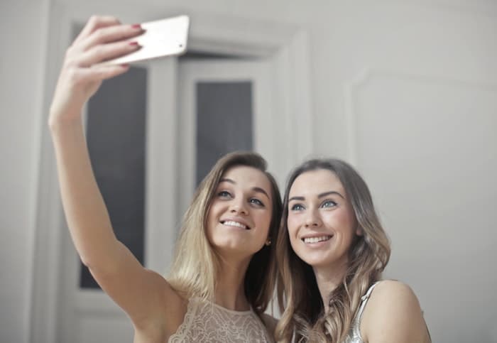 Dos chicas tomando un selfie